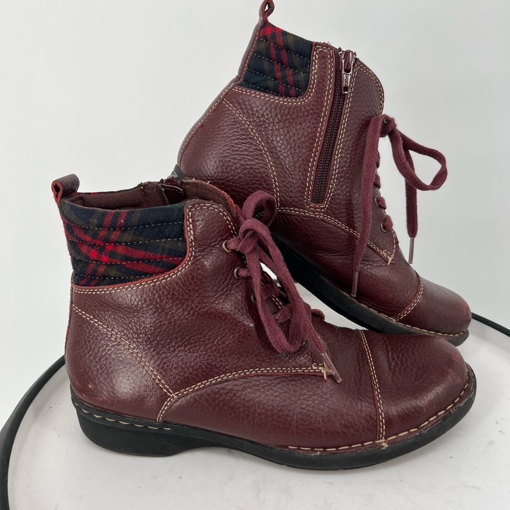 CLARKS WHISTLE BEA‎ TUMBLED LEATHER BOOTS IN BURGUNDY W/PLAID FABRIC, SIDE ZIP
